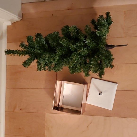 Small tabletop Christmas tree with concrete base - Picture 4 of 8